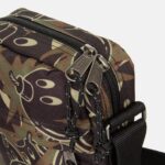 Eastpak THE ONE Hundreds Camo LTZJ253 Shoulder Bags - Image 6